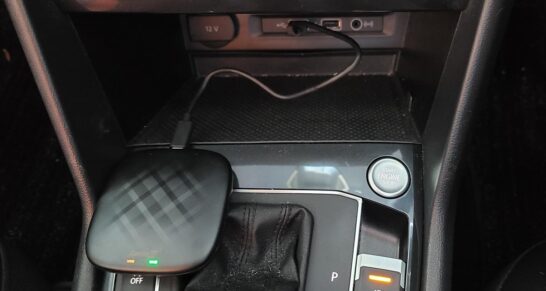 CarPlay AI BOXを車の通信用USBポートとケーブル接続