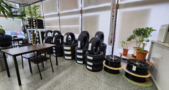 ネット購入タイヤの取付作業可能な提携ガソリンスタンドの待合室の例