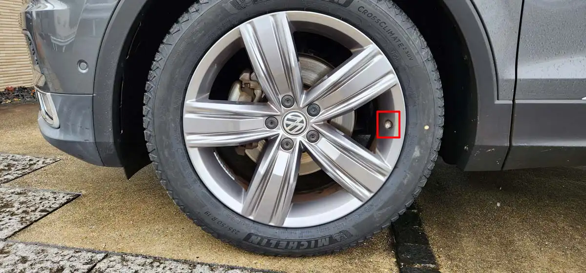 輸入車のタイヤ交換場所が限られる理由｜空気圧センサ内蔵エアバルブ装着