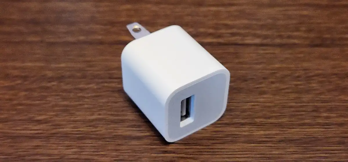 昔のiPhoneに付属してた白い5W充電器 昔のiPhoneに付属してた白い5W充電器
