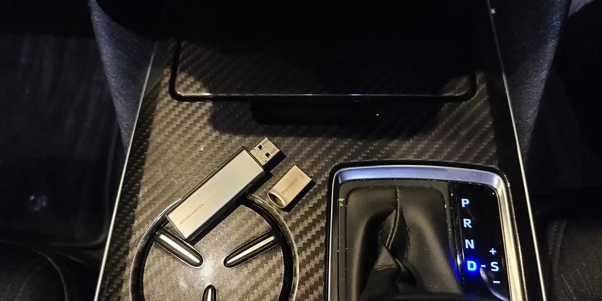USBメモリの音楽を車で聴く方法