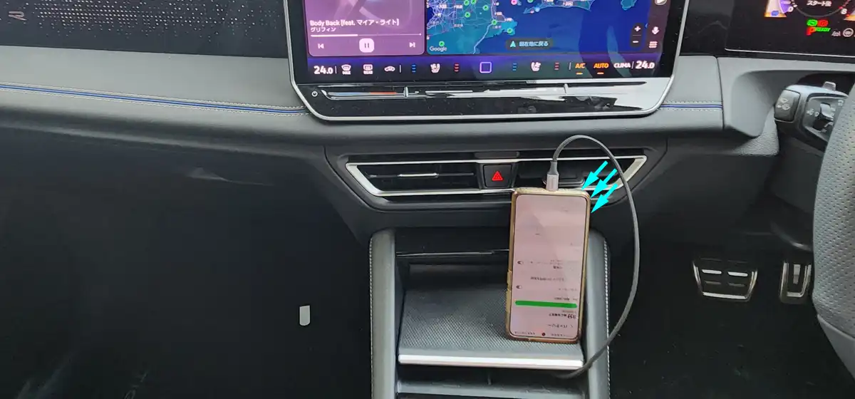 エアコン吹き出し口の前にスマホ立て掛け冷却