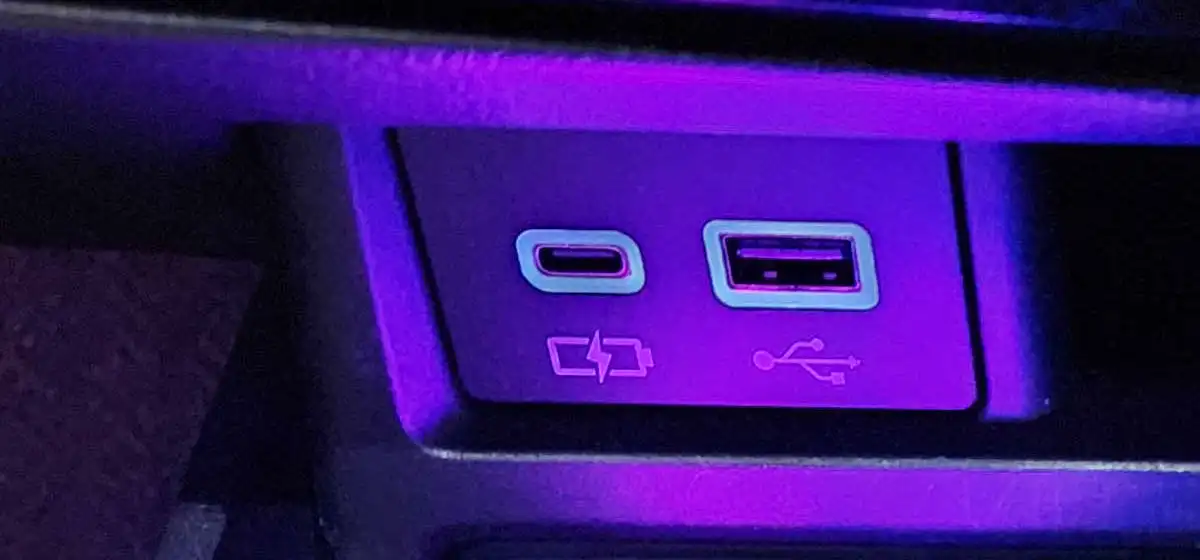 純正USB端子は普通充電のPD非対応が主流