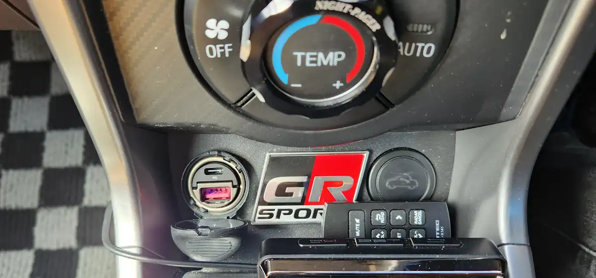 車内のシガーソケット設置場所と周辺状態