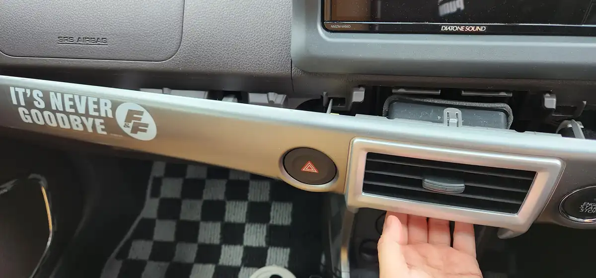 助手席パネルへの結束バンド組み込み