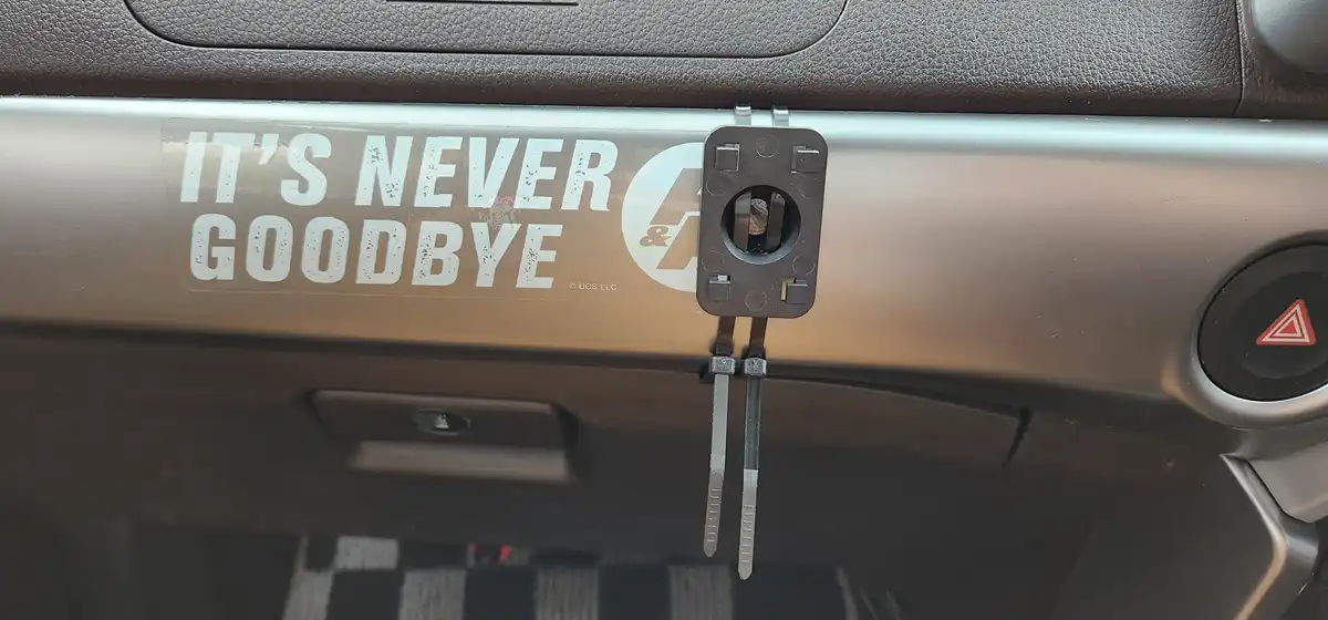 加工済アタッチメント経由で結束バンド締め付け