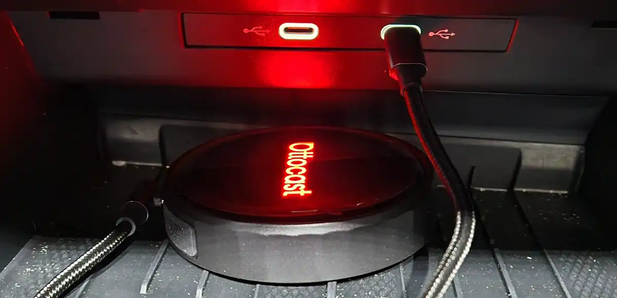 挿すだけ!車のUSB端子へ付属ケーブル接続で取り付け完了 挿すだけ!車のUSB端子へ付属ケーブル接続で取り付け完了