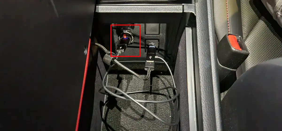 シガーソケットUSB充電器を設置(車に充電用USB無の場合) シガーソケットUSB充電器を設置(車に充電用USB無の場合)